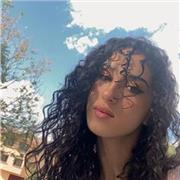 Profesora de matemáticas imparte clase a niños de primaria